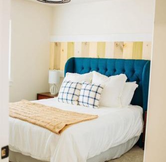 McCammon House | Creekside Cabins- Birch stylish stay w views