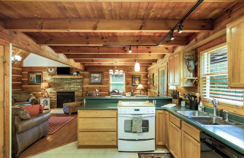 Rockford Cabin | Creekside Cozy Cabin:Minutes to UTK, Dtwn Knox & M’ville ,Marina, & TYS airport