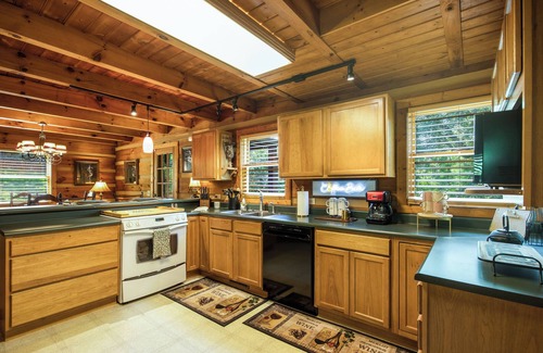 Rockford Cabin | Creekside Cozy Cabin:Minutes to UTK, Dtwn Knox & M’ville ,Marina, & TYS airport