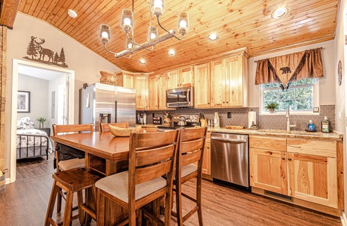 Pine Mountain Cabin | "CREEKSIDE ESCAPE" CABIN ON ROARING CREEK, HOT TUB, 2/2, BRYSON CITY