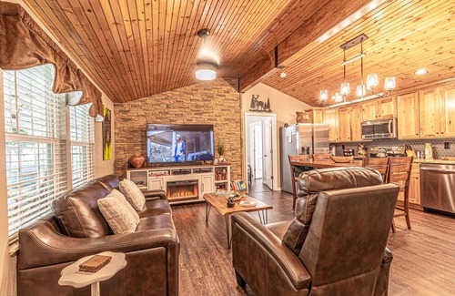 Pine Mountain Cabin | "CREEKSIDE ESCAPE" CABIN ON ROARING CREEK, HOT TUB, 2/2, BRYSON CITY