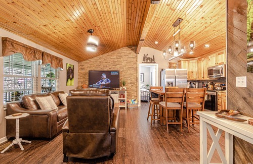 Pine Mountain Cabin | "CREEKSIDE ESCAPE" CABIN ON ROARING CREEK, HOT TUB, 2/2, BRYSON CITY