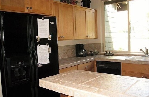 Redmond Condo | Creekside Retreat-1 Block to Splash Park and Pool, Private Hot tub