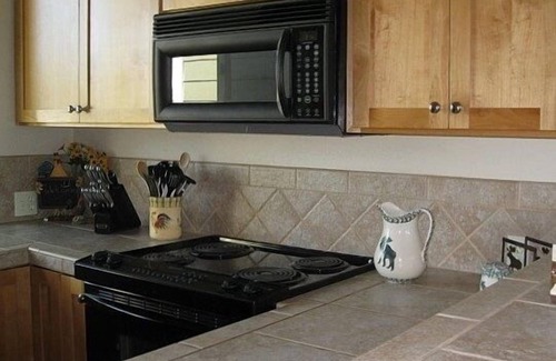 Redmond Condo | Creekside Retreat-1 Block to Splash Park and Pool, Private Hot tub