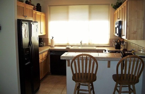 Redmond Condo | Creekside Retreat-1 Block to Splash Park and Pool, Private Hot tub