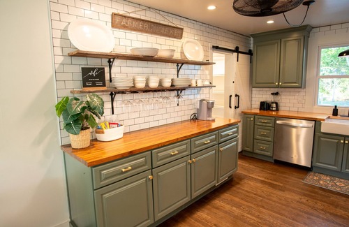 Charleston House | Creekside Retreat w/Hot Tub + Game Room, 6 minutes to Downtown, 15 to Folly!