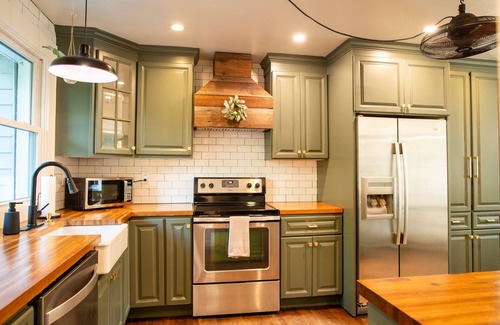 Charleston House | Creekside Retreat w/Hot Tub + Game Room, 6 minutes to Downtown, 15 to Folly!