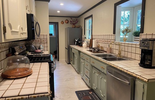 Ben Lomond House | Creekside Vacation Villa, FirePit, Gazebo,Patio, Santa Cruz Downtown & Beach