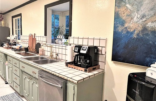 Ben Lomond House | Creekside Vacation Villa, FirePit, Gazebo,Patio, Santa Cruz Downtown & Beach