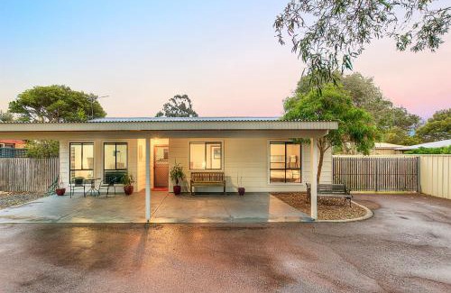 Dunsborough House | Crescent Bay Holiday Cottage & Studio