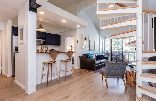 Mammoth Lakes Hotel | Crestview B44