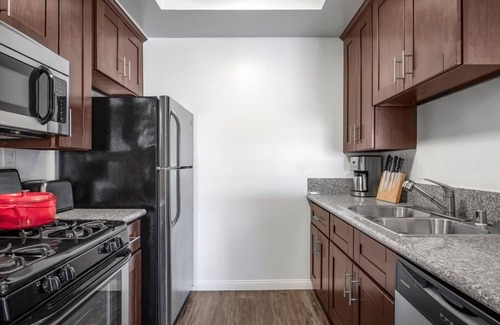 Hollywood Apartment | Crisp 2BR w/Gym + Pool in central Hollywood, close to WeHo by Blueground