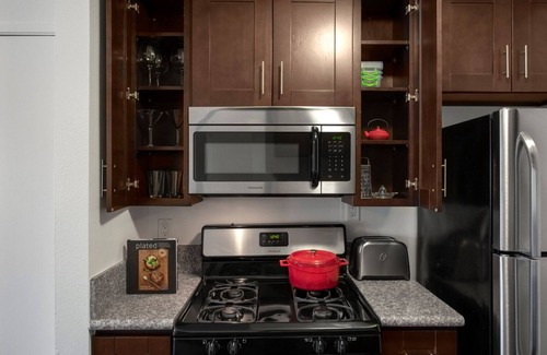 Hollywood Apartment | Crisp 2BR w/Gym + Pool in central Hollywood, close to WeHo by Blueground