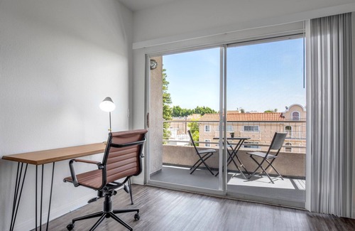 Hollywood Apartment | Crisp 2BR w/Gym + Pool in central Hollywood, close to WeHo by Blueground