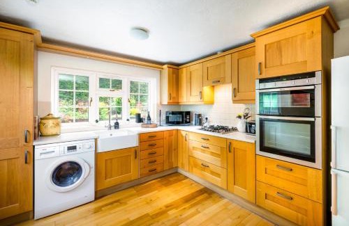 Winterbourne Earls House | Croft House Sleeps 14 ꕤ Country Views nr Salisbury