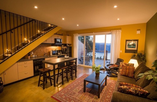 Okanagan-Similkameen House | Crooked Tree Guest Suites - The Pine Suite