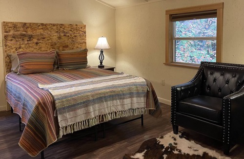 Ozone Cabin | Crow's Nest Cabin getaway in the Ozarks. Walk to the Ozark Highland Trail