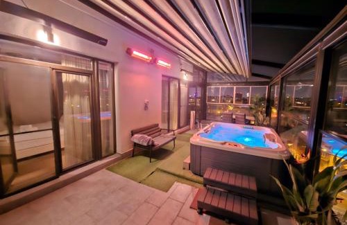 Bucharest City-Centre Apartment | Crown Penthouse - Luxurious, Spa & Vista