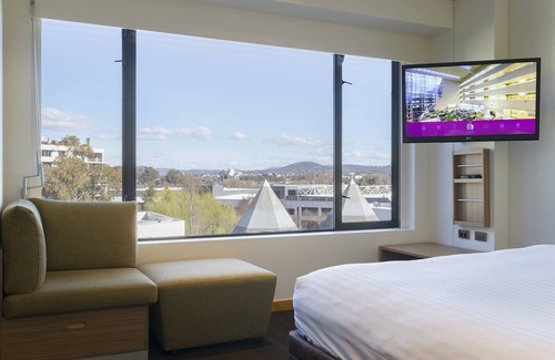 City East Hotel | Crowne Plaza Canberra by IHG