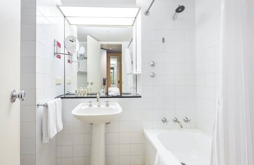 City East Hotel | Crowne Plaza Canberra by IHG