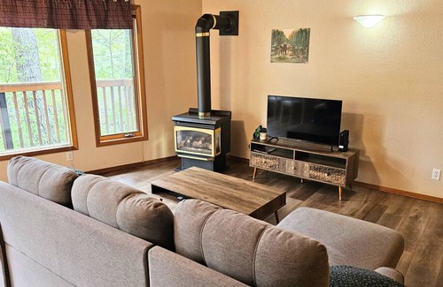 Crowsnest Pass Cabin | Crowsnest River Chalet - Moose