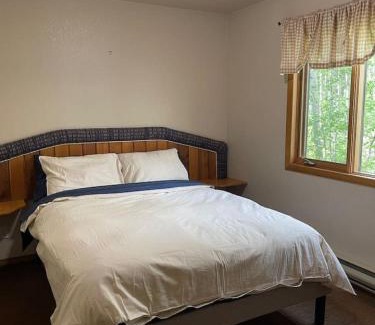 Crowsnest Pass House | Crowsnest River Chalet - Grizzly