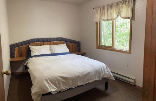 Crowsnest Pass House | Crowsnest River Chalet - Grizzly