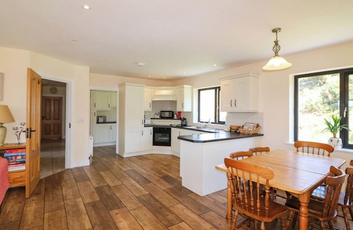 Lauragh Cottage | CURRAHA, pet friendly, with open fire in Lauragh, County Kerry