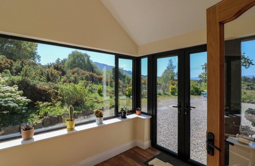 Lauragh Cottage | CURRAHA, pet friendly, with open fire in Lauragh, County Kerry