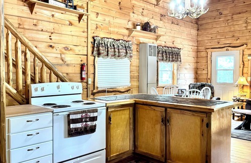 Merrillan House | Custom Built Log Cabin/Fully Stocked/1.5 Garage/Sleeps 7/UTV Route