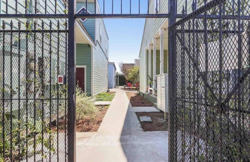 South 7th Ward Apartment | Cute 1bed 1bath steps from French Q, Bourbon St and Jazz venues
