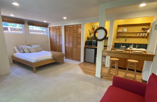 Shoreline West Apartment | Cute & Bright Garden Cottage, WFH Paradise