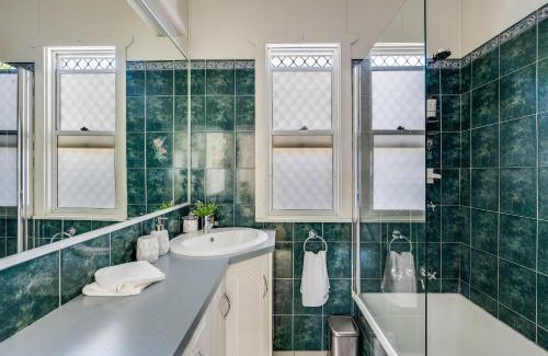 East Toowoomba House | Cute & Cheerful! Close to CBD & Gorgeous Parkland!