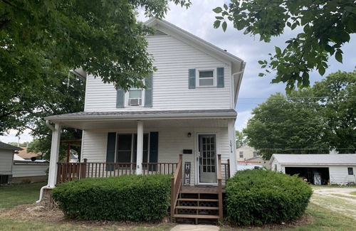 Fort Scott House | Cute, Convenient, in town on the main St, cozy 4 bedroom house