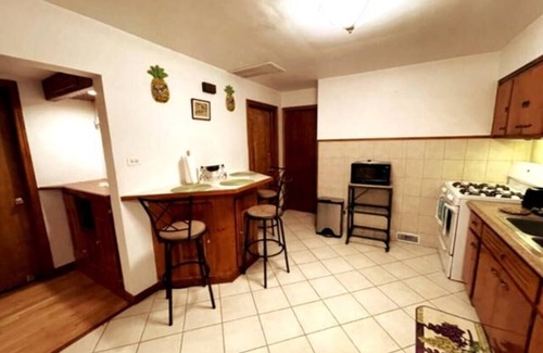 Ravenswood Apartment | Cute, Cozy, Elegant Budlong Woods