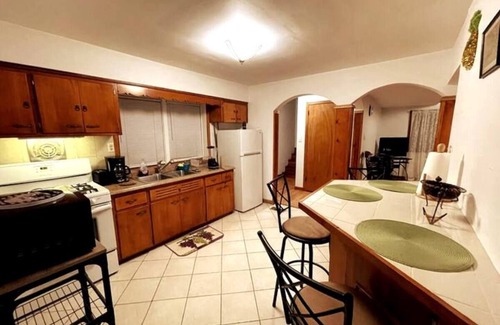 Ravenswood Apartment | Cute, Cozy, Elegant Budlong Woods