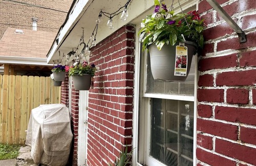 Ravenswood Apartment | Cute, Cozy, Elegant Budlong Woods