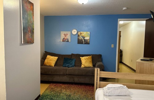 Downtown Pittsburgh Apartment | Cute Downtown APT Quick Safe Walk to PPG Arena