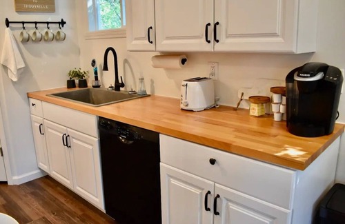 Cedar Falls House | Cute tiny home with everything you need!