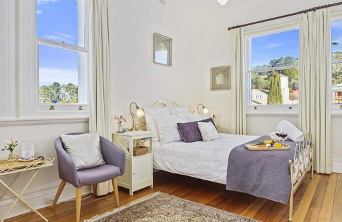 Cygnet Bed & Breakfast | Cygnet Old Bank B & B Cafe & Gift Store