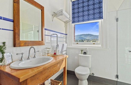 Cygnet Bed & Breakfast | Cygnet Old Bank B & B Cafe & Gift Store