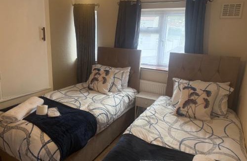 Belvedere Apartment | D'Luxe Royal 3 bedrooms house in Abbeywood, London