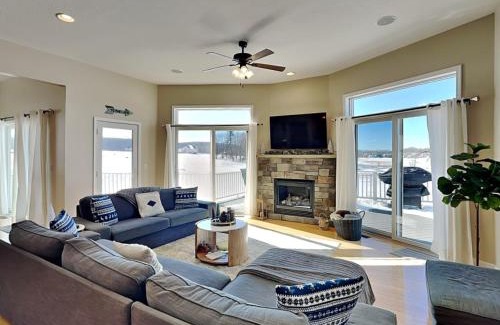 Waterfront Greens House | Dacha Verde