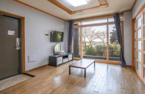 Suwon House | Daebudo Noeul and Bada Pension