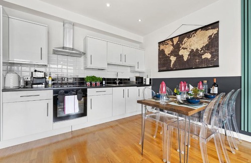 Finsbury Park Apartment | Dapper Suite in bustling Holloway, Islington by Gold Stays
