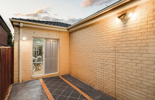 Berwick Apartment | Dave and Jayne's Retreat - luxury king bed self-contained apartment.