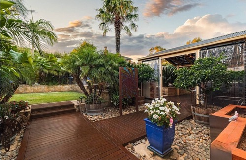 Berwick Apartment | Dave and Jayne's Retreat - luxury king bed self-contained apartment.