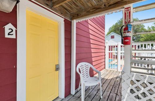 Monticello Hotel | Dave's Last Resort Poolside-Comforting Cabin 2 Hotel Room