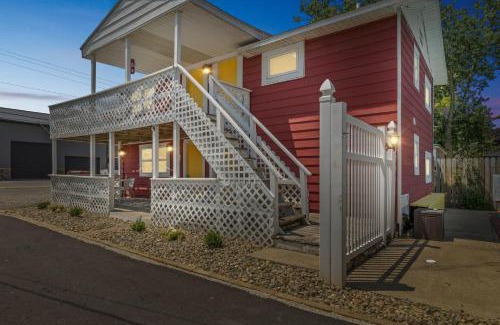 Monticello Hotel | Dave's Last Resort Poolside-Comforting Cabin 2 Hotel Room