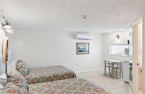 Monticello Hotel | Dave's Last Resort Poolside-Comforting Cabin 2 Hotel Room